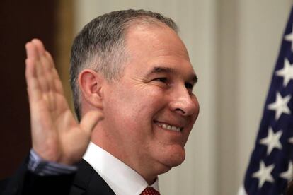 El director de la EPA, Scott Pruitt, al jurar el cargo.