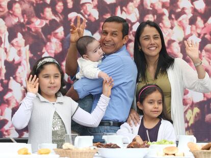 Ollanta Humala, con su esposa, Nadine Heredia, y sus hijos antes de ir a votar en Lima.
