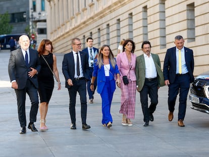 Miriam Nogueras y otros diputados de Junts llegan al Congreso, el pasado 17 de agosto en Madrid.