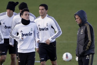 Sahin, (en el centro, entre Callejón y Mourinho), durante el entrenamiento de ayer.