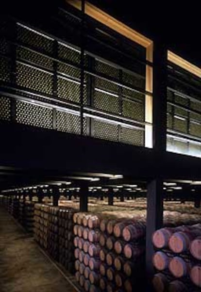 Botellero y barricas en la bodega Juan Alcorta, en Logroño (La Rioja).