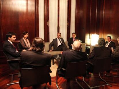 En el centro de la imagen, Miquel Buch, presidente de la ACM, y Manuel Bustos, de la FMC, en la Generalitat.