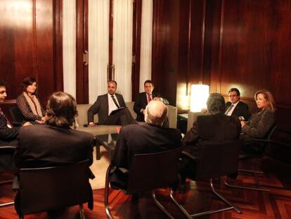 En el centro de la imagen, Miquel Buch, presidente de la ACM, y Manuel Bustos, de la FMC, en la Generalitat.