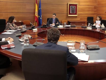 Pedro Sánchez preside el Consejo de Ministros extraordinario el pasado viernes.
