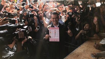 Juan Manuel Zepeda Hernández, del PRD vota hoy en el municipio de Nezahualcoyotl (México).