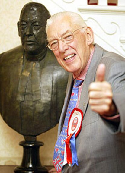 El líder del Partido Democrático Unionista, Ian Paisley, celebra el resultado de las elecciones de Irlanda del Norte.