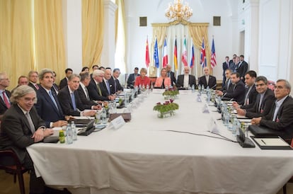 Diplomáticos de máximo rango de Estados Unidos, Francia, Alemania, Reino Unido, China, Rusia e Irán, el 14 de julio de 2015, en Viena, durante la histórica firma del pacto sobre el programa nuclear de Irán.