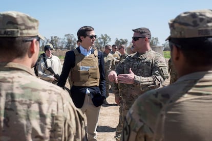 Jared Kushner, consejero principal y yerno de Donald Trump, se reúne con miembros de servicio en una base operativa avanzada, cerca de la base Oeste Qayyarah, Irak, el 4 de abril de 2017.