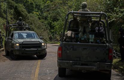 Miembros del Ejército mexicano resguardan una carretera ante la violencia desatada en las comunidades de Pantelhó y Chenalhó, en Chiapas, el pasado 9 de julio. En los últimos años, grupos del crimen organizado han invadido los territorios de Los Altos, en Chiapas, unas tierras habitadas por comunidades indígenas que están siendo víctimas de saqueos, amenazas y asesinatos.