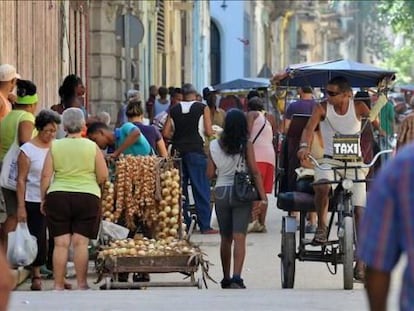 Taxistas e vendedores de comida, em Cuba.