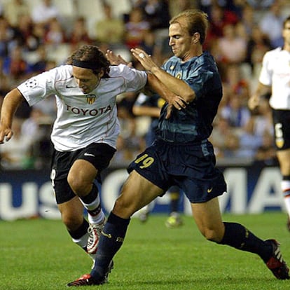 Cambiasso despeja el balón ante una internada del valencianista Rufete en un encuentro de la Liga de Campeones.