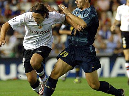 Cambiasso despeja el balón ante una internada del valencianista Rufete en un encuentro de la Liga de Campeones.