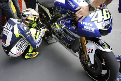Valentino Rossi revisa su moto antes de salir a pista.