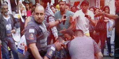 Captura de um dos v&iacute;deos do policial que matou o camel&ocirc; em S&atilde;o Paulo.