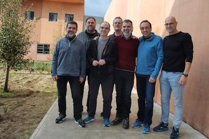 Desde la izquierda, los dirigentes independentistas encarcelados por el 'procés' Jordi Sànchez, Oriol Junqueras, Jordi Turull, Joaquim Form, Jordi Cuixart, Josep Rull y Raül Romeva, en una imagen tomada en la prisión de Lledoners en diciembre de 2018.