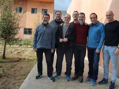 Desde la izquierda, los dirigentes independentistas encarcelados por el 'procés' Jordi Sànchez, Oriol Junqueras, Jordi Turull, Joaquim Form, Jordi Cuixart, Josep Rull y Raül Romeva, en una imagen tomada en la prisión de Lledoners en diciembre de 2018.