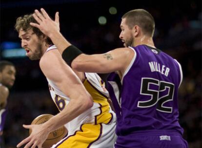 El jugador español de los Lakers Pau Gasol disputa el balón con Brad Milles, de los Reyes de Sacramento.