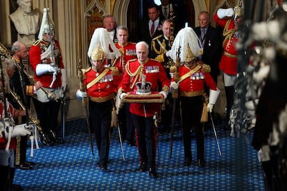 La corona imperial es trasladada dentro del Palacio de Westminster antes del Discurso del Rey, este martes en Londres. 