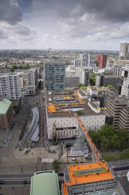 Vista aérea del puente que cruza Coolsingel, una de las calles más importantes de la ciudad.