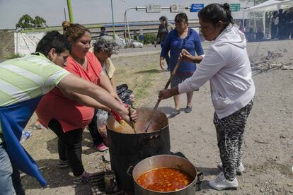 Manifestantes preparan una olla popula durante una protesta social en la provincia de Tucumán.