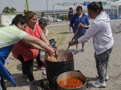 Manifestantes preparan una olla popula durante una protesta social en la provincia de Tucumán.