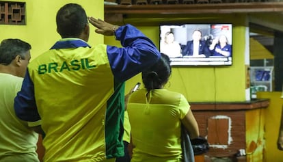 Un hombre saluda al televisor cuando Bolsonaro dio su discurso tras ganar las elecciones en Brasil.