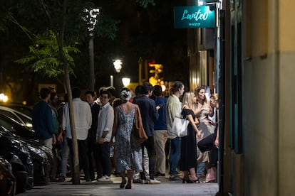 Clientes del bar Lanteo, en la calle de Rafael Calvo de Chamberí, a las puertas del local.  