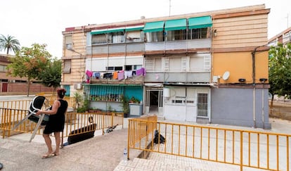El bloque del polígono de La Paz, Murcia, en el que una mujer fue quemada viva este martes.
