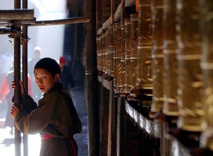 Un monje budista en Lhasa.