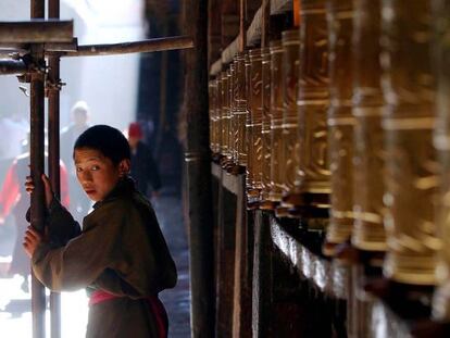 Un monje budista en Lhasa.