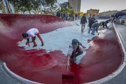 Vecinos de Via Fav&egrave;ncia restauran una pista de &#039;skate&#039; olvidada por el Ayuntamiento.