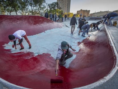 Vecinos de Via Favència restauran una pista de 'skate' olvidada por el Ayuntamiento.