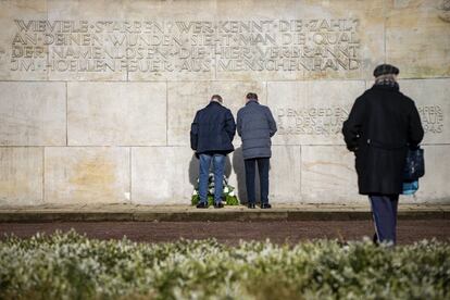 Varias personas frente al monumento que homenajea a las víctimas de los bombarderos estadounidenses y británicos sobre la ciudad alemana de Dresden durante la Segunda Guerra Mundial, en el cementerio Heidefriedhof, donde están enterradas 20.000 víctimas.