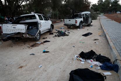 Algunos de los coches que utilizaron los milicianos de Hamás durante su ataque al kibutz de Beeri, en Israel.