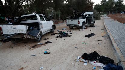 Algunos de los coches que utilizaron los milicianos de Hamás durante su ataque al kibutz de Beeri, en Israel.