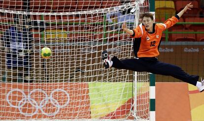 Park Mi-ra (Corea del Sur) falla al intentar parar un gol durante la preliminar de handball entre Suecia y Corea del Sur, en Río de Janeiro. 