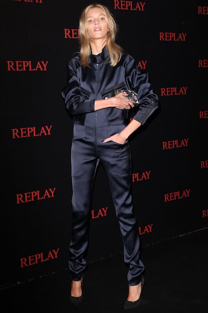Anja Rubik, lista para meterse en la cama con su look pijama.