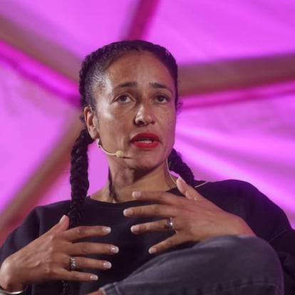 Zadie Smith, durante su participación en la Bienal de Pensamiento en la plaça Joan Coromines del CCCB.