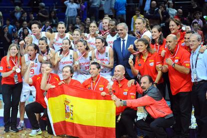 La selección femenina de Baloncesto se hizo con la plata en el último mundial y demostró por qué el deporte femenino español no debe quedar arrinconado y merece más atención (no sólo el día de las medallas). La igualdad es una meta en el ámbito deportivo y queda mucho por cumplir: mientras ellas consiguen medallas, sus equipos no pueden hacer frente a la falta de inversión. El actual campeón de la Liga Femenina española, Rivas Ecópolis (y con la mejor cantera), no tiene patrocinios y peligra su viabilidad económica.