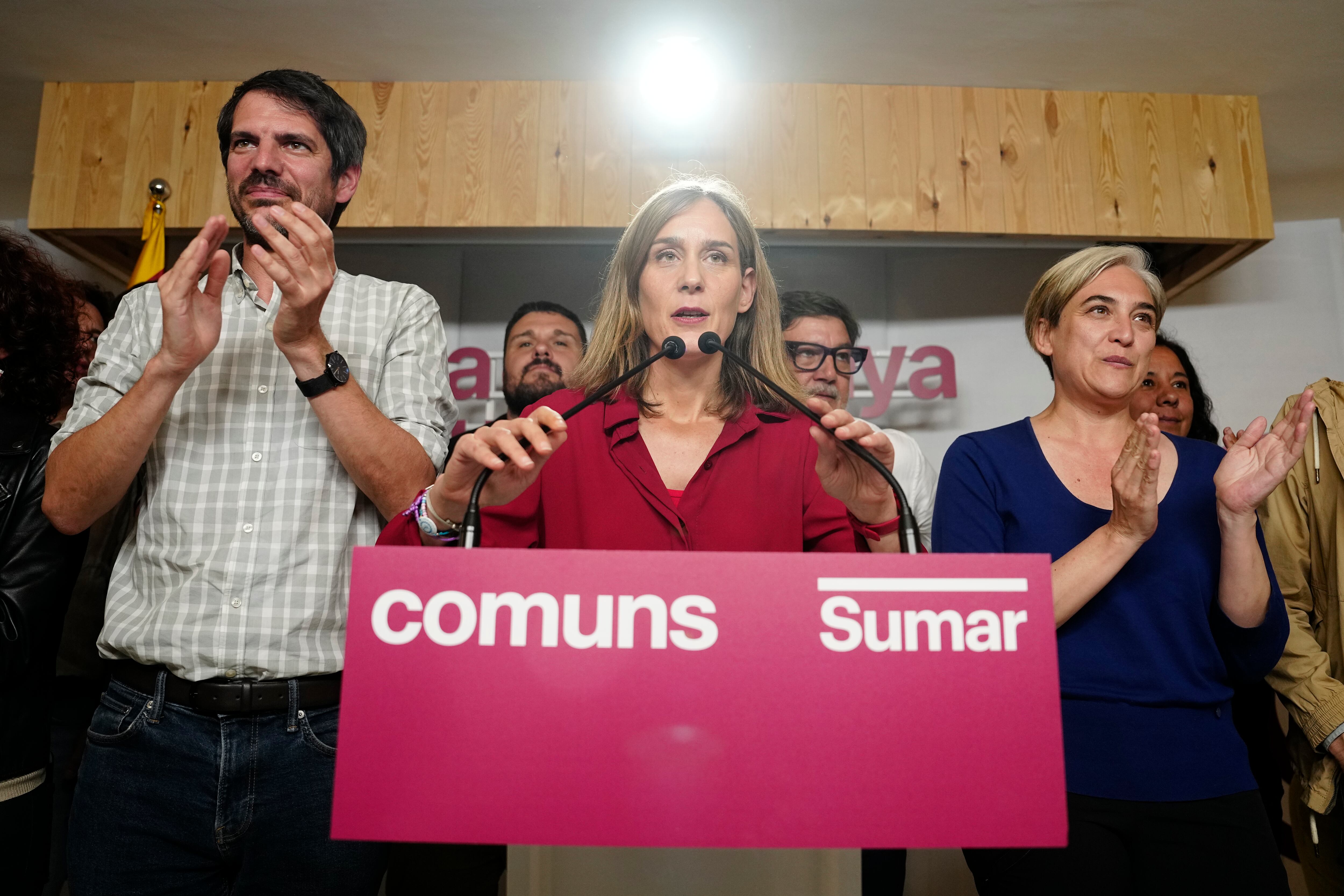 La candidata de Comuns Sumar a la presidencia de la Generalitat, Jéssica Albiach (en el centro), acompañada por el ministro de Cultura, Ernst Urtasun, y por la exalcaldesa de Barcelona, Ada Colau, durante su comparecencia.