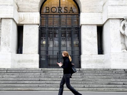 Una mujer pasa frente a la Bolsa de Milán.