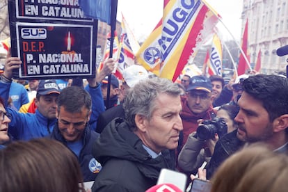 El líder del PP, Alberto Núñez Feijóo en la protesta que una decena de sindicatos policiales y asociaciones de guardias civiles, en las puertas del Congreso, este miércoles.