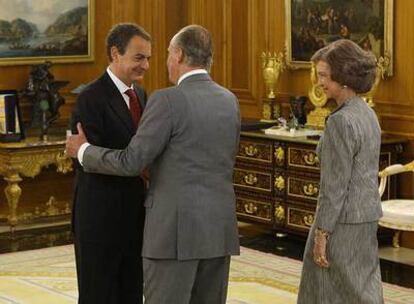 José Luis Rodríguez Zapatero saluda a los Reyes en el Palacio de la Zarzuela durante la ceremonia en la que prometió su cargo de Presidente del Gobierno.