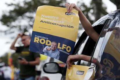 Seguidores de  Rodolfo Hernández durante una caravana para apoyarlo en Bogotá.