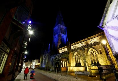 La catedral de Leicester también se prepara para la fiesta y se tiñe de azul. 