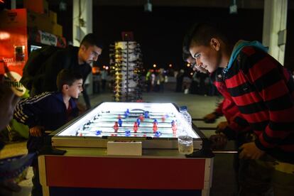 El grupo acaba de llegar Esmirna. Entre risas, Hanzi, Alí, Ayman y Hassan se lanzan a un futbolín en la estación de autobuses. "¡Hamzi, olvídate de tu traficante, usaremos el nuestro. Recoged las mochilas que nos vamos a la plaza Basma ya!", dice Um Alí a los chicos, que inmediatamente sueltan las manillas del futbolín. Este lugar se ha convertido en una suerte de mercadillo para las mafias.