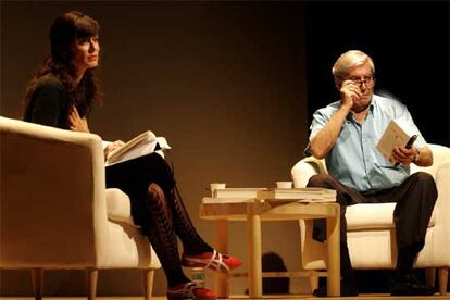 Aitana Sánchez-Gijón y Mario Vargas Llosa, ayer durante un ensayo de <i>La verdad de las mentiras</i> en el teatro Romea de Barcelona.