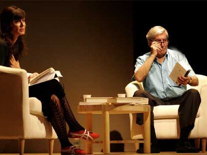 Aitana Sánchez-Gijón y Mario Vargas Llosa, ayer durante un ensayo de <i>La verdad de las mentiras</i> en el teatro Romea de Barcelona.