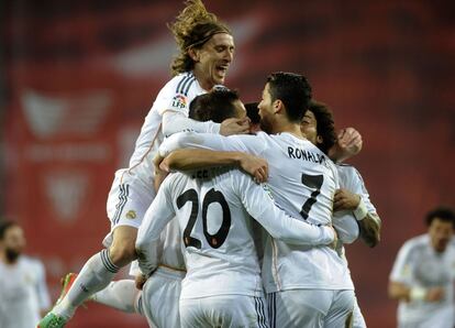 Los jugadores del Madrid celebran el gol de Jesé.