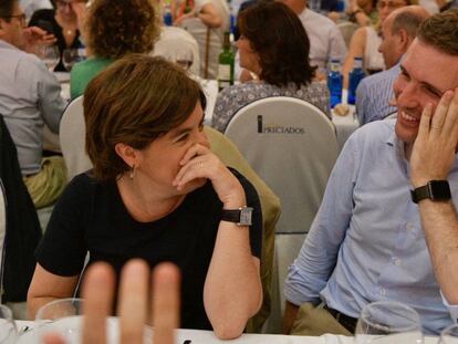 Fotografía facilitada por el PP de Soraya Sáenz de Santamaría y Pablo Casado durante la cena del grupo popular la semana pasada en Madrid. 